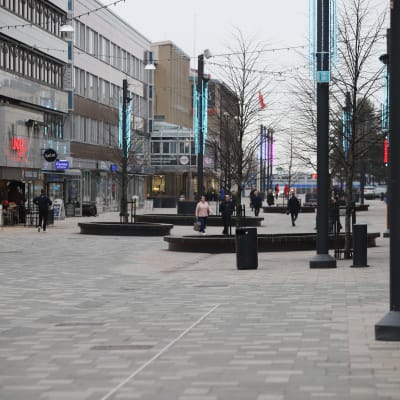 Kouvolan kävelykatu Manskilla käveleviä henkilöitä.