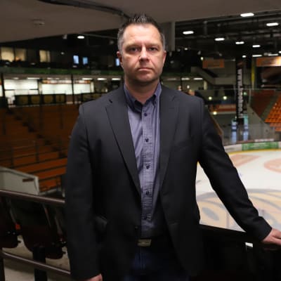 KooKoon toimitusjohtaja Sakari Välimaa Kouvolan jäähallilla.