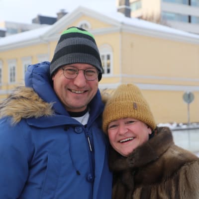 Roy Sundén och Karin Kandelin ler mot kameran och håller om varandra
