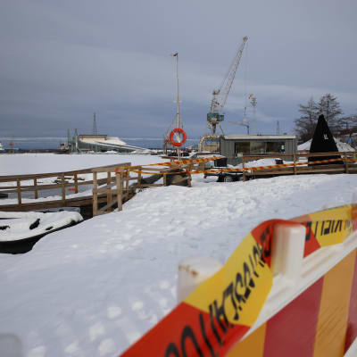 Ravintolalautta Ocean Bar upponeena mereen Kotkan kantasatamassa sekä terassialue aidattuna.
