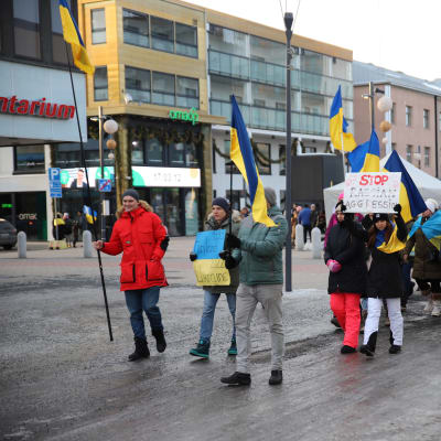 Ukrainamielenilmauksen osanottajia Seinäjoen keskustorilla lähdössä marssimaan Lakeuden Ristiä kohti
