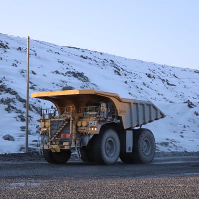 Kaivosauto ajaa Kevitsan kaivosalueella maaliskuussa 2022.