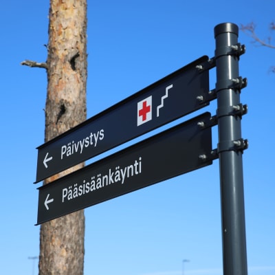 Kymenlaakson keskussairaalan päivystys- ja pääsisäänkäynti kyltti Kotkassa.