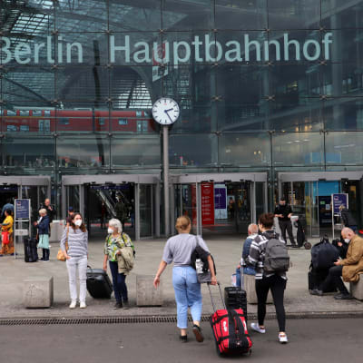 Passagerare utanför centralstationen i Berlin.