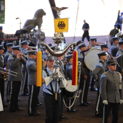  Saksalainen Gebirgsmusikkorps der Bundeswehr -sotilassoittokunta Haminan Bastionissa.