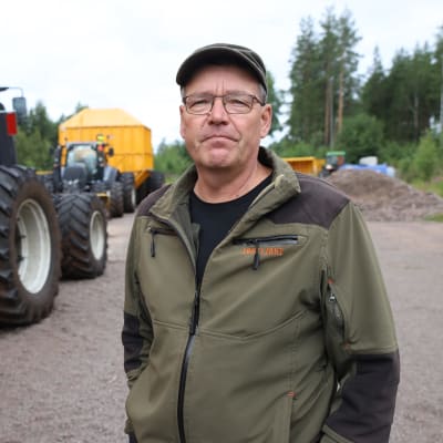 PJ-Turpeen toimitusjohtaja Petri Jussila traktorien ja mekaanisten kokoojavaunujen vieressä Kouvolan Sippolassa.