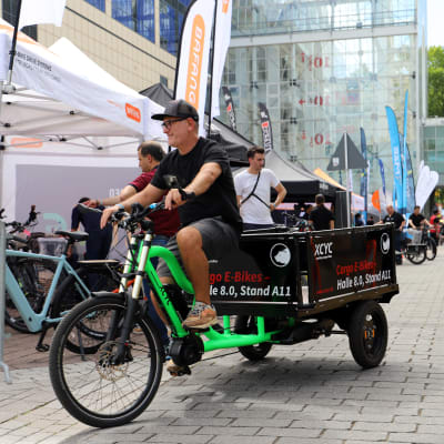 En man testar en transportcykel.
