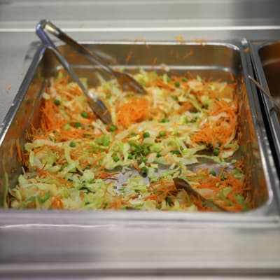 Salaattia ja salaatinkastike Hirvelän koulun ruokalinjastolla.