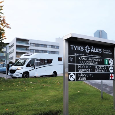 Tehys uppsägningsbuss står parkerad utanför T-sjukhuset vid ÅUCS. 