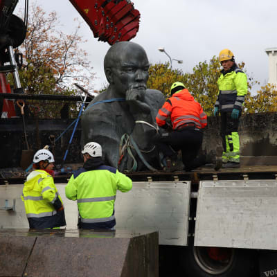Leninin patsas Kotkassa, jota ollaan siirtämässä pois puistosta.