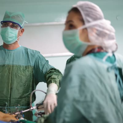 Två kirurger opererar i en kirurgsal.