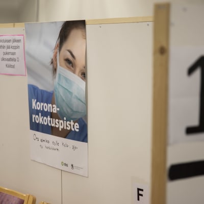 Eksoten rokotuspisteessä oleva juliste kauppakeskus IsoKristiinassa Lappeenrannassa.