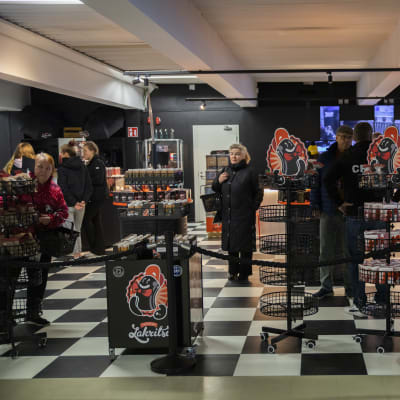 Kouvolan lakritsin tehtaanmyymälässä vierailevia asiakkaita.