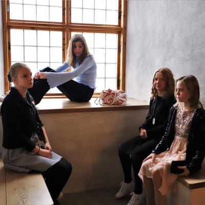 Sirkkalaelever på Åbo slott. På bilden Amanda Widenius, Helmi Niemi, Wilma Hagström och Felicia Rehn. 