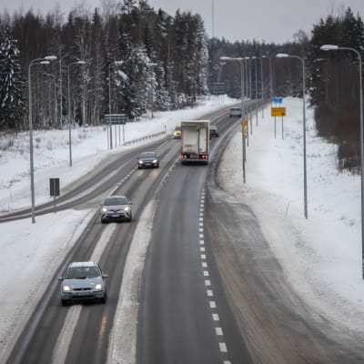 Henkilöautoja valtatie 15:lla Kouvolan Anjalankoskella.