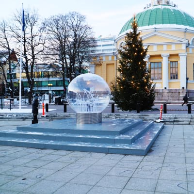 En jättelik snöglob med en julgran i bakgrunden på Salutorget i Åbo.