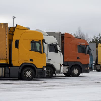Lastbilar på rad i vinterföre.