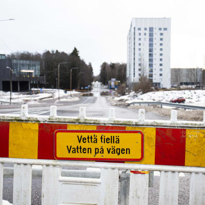 Avstängd väg vid Finno metrostation.