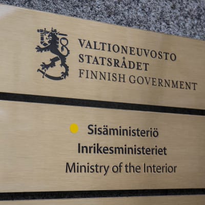 En skylt med texten "Inrikesministeriet".