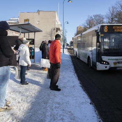 Linja-auto lähtemässä linja-autoasemalta Kotkan keskustassa.