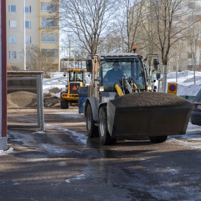 Hiekoituskone lähtemässä Eskolanmäen Kiinteistöpalveluiden pihalta Kouvolassa.