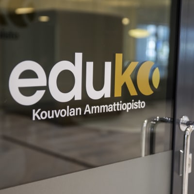 Kouvolan ammattiopisto Edukon ovi Kohoa synergiakeskuksella Kouvolassa.