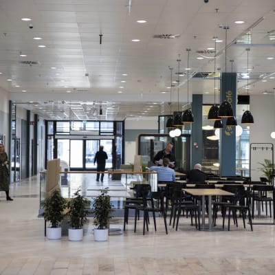 Kohoa synergiakeskuksen lounaskahvila ja käytävä.