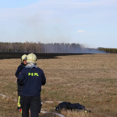 Maastopaloa Siilinjärvellä. Etualalla pelastushenkilöstöä