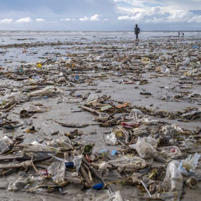 En strand i Indonesien full av plastavfall.
