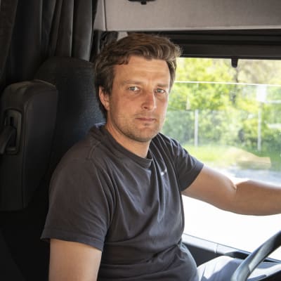 Företagaren Tony Wihlman sitter i sin lastbil, bakom ratten. 
