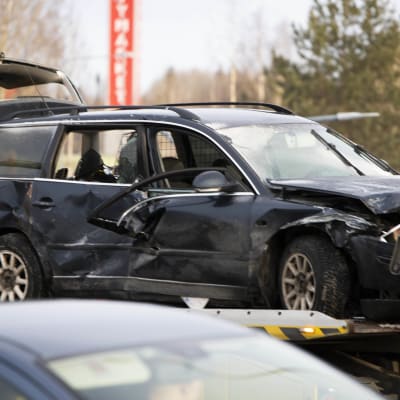 Kolaroitu auto.