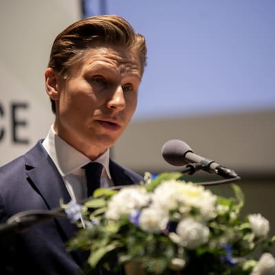 Antti Häkkänen puhumassa Kouvolan turvallisuuskonferenssissa.