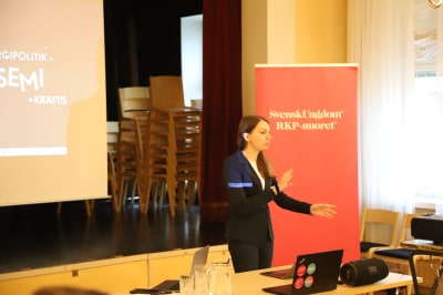 SU:s ordförande Julia Ståhle pratar i en konferenssal.