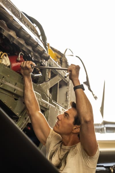 Tom Cruise uudessa Top Gun -elokuvassa korjaamassa lentokonetta.