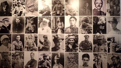 Bilder på människor på utställning i ett museum i Kobarid i Slovenien som berättar om slaget och fronten där under första världskriget.
