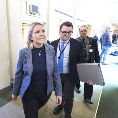 Sylvi Listhaug går i en korridor tillsammans med sin politiska rådgivare Espen Teigner.