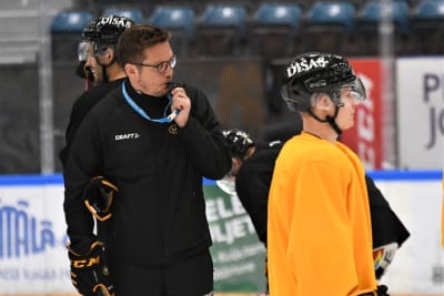 Hockeytränaren Lauri Marjamäki på isen.
