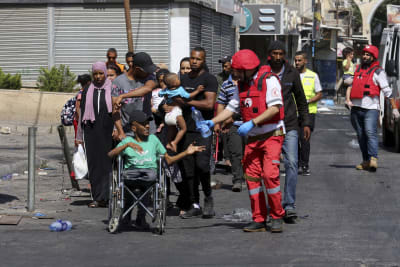 Palestinska räddningsarbetare evakuerar civila från flyktinglägret i Jenin