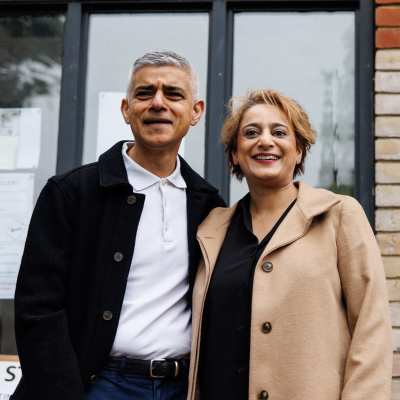 Londons borgmästare Sadiq Khan poserar utanför en vallokal tillsammans med sin fru.