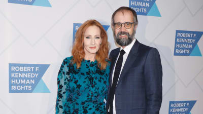 J. K. Rowling och hennes man Neil Murray på röda mattan inför utdelningen av  Robert F. Kennedy Ripple of Hope Award-priset.