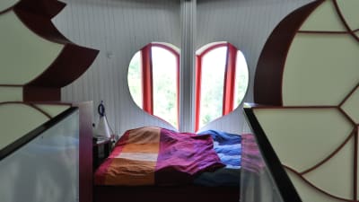 Sovrum i Bladhuset där två fönster bildar formen av ett hjärta.