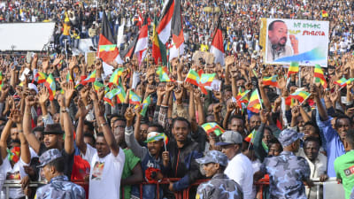 En granat exploderade i folkmassan kort efter att premiärminister Abiy Ahmed hade avslutat sitt tal inför tusentals anhängare i Addis Abeba