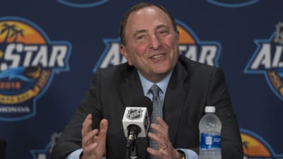 Klubbarnas representant Gary Bettman håller presskonferens under All Star-veckoslutet i januari.