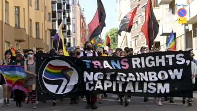 Pride paraden, personer går på gatan. 