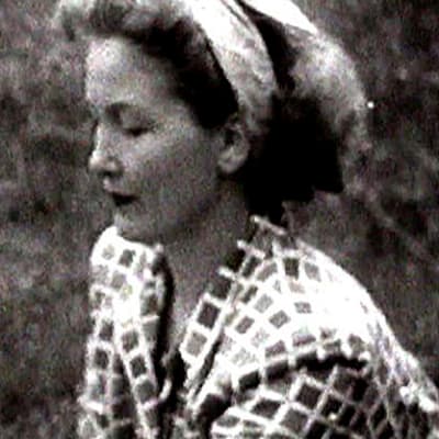 Anna-Liisa Hildén sitoo vihtaa (1951).