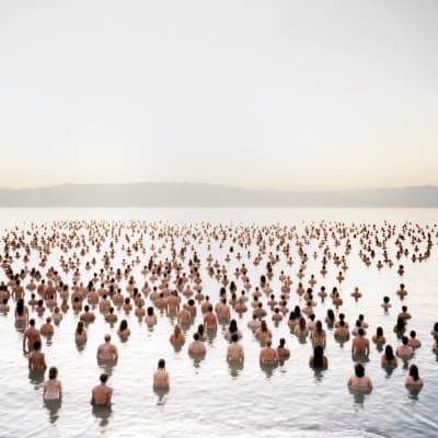 Alastomia ihmisiä Kuolleessameressä.