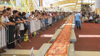 Världens längsta pizza bakades vid världsutsällningen i Milano i juni 2015.