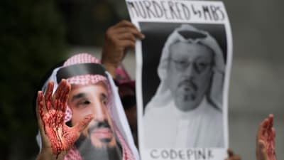 Demonstranter som klätt ut sig till kronprins  Mohammed bin Salman protesterar utanför den saudiska ambassaden i Washington och kräver rättvisa för den försvunna journalisten Jamal Khashoggi 