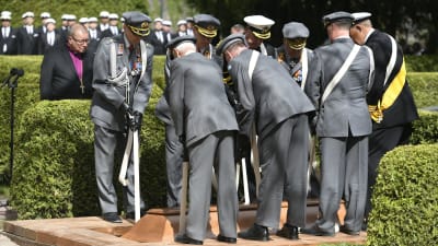 President Koivistos kista sänks ner i jorden vid Sandudds begravningsplats den 25 maj 2017.