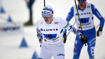 Hannu Manninen åker skidor.